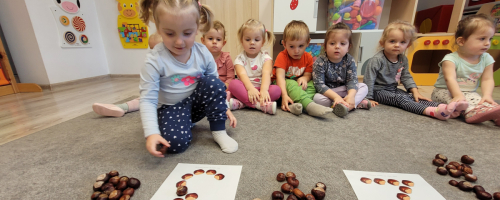 Jesienne zabawy z dynią i kasztanami