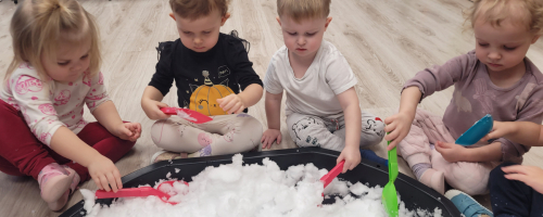 Zimny śnieg w ciepłej sali