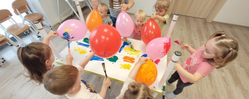 Zabawa farbą i balonami